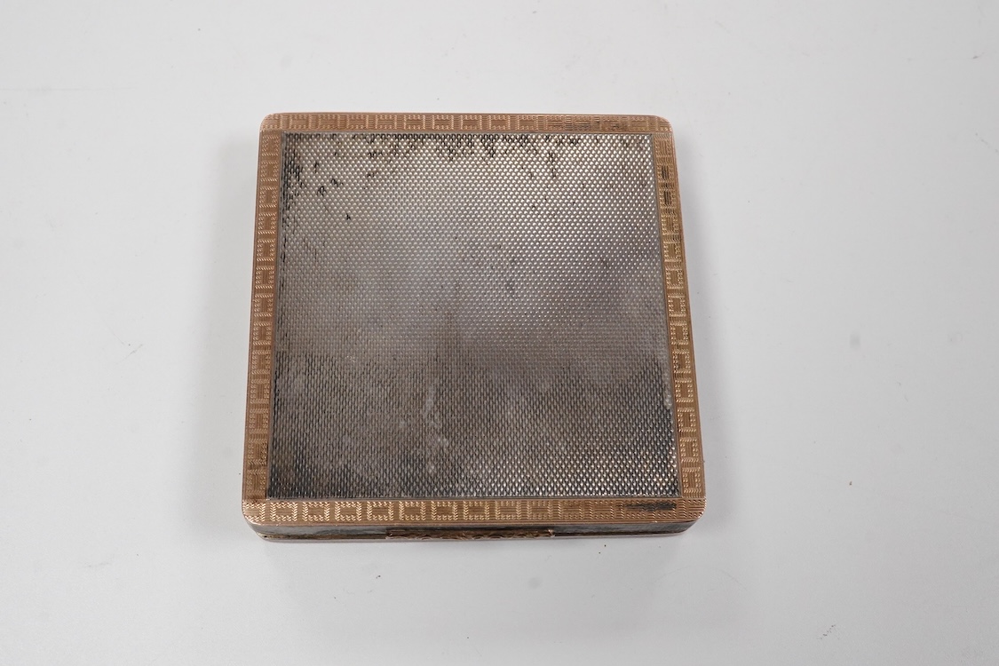 An Elizabeth II engine turned silver and yellow metal square compact, by Mappin & Webb, Birmingham, 1953, 69mm, together with a George V silver concave card case, Birmingham, 1911.